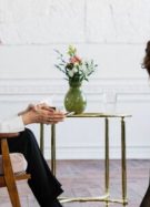 Deux femmes assises dans un cabinet de psychologue // Source : Pexels