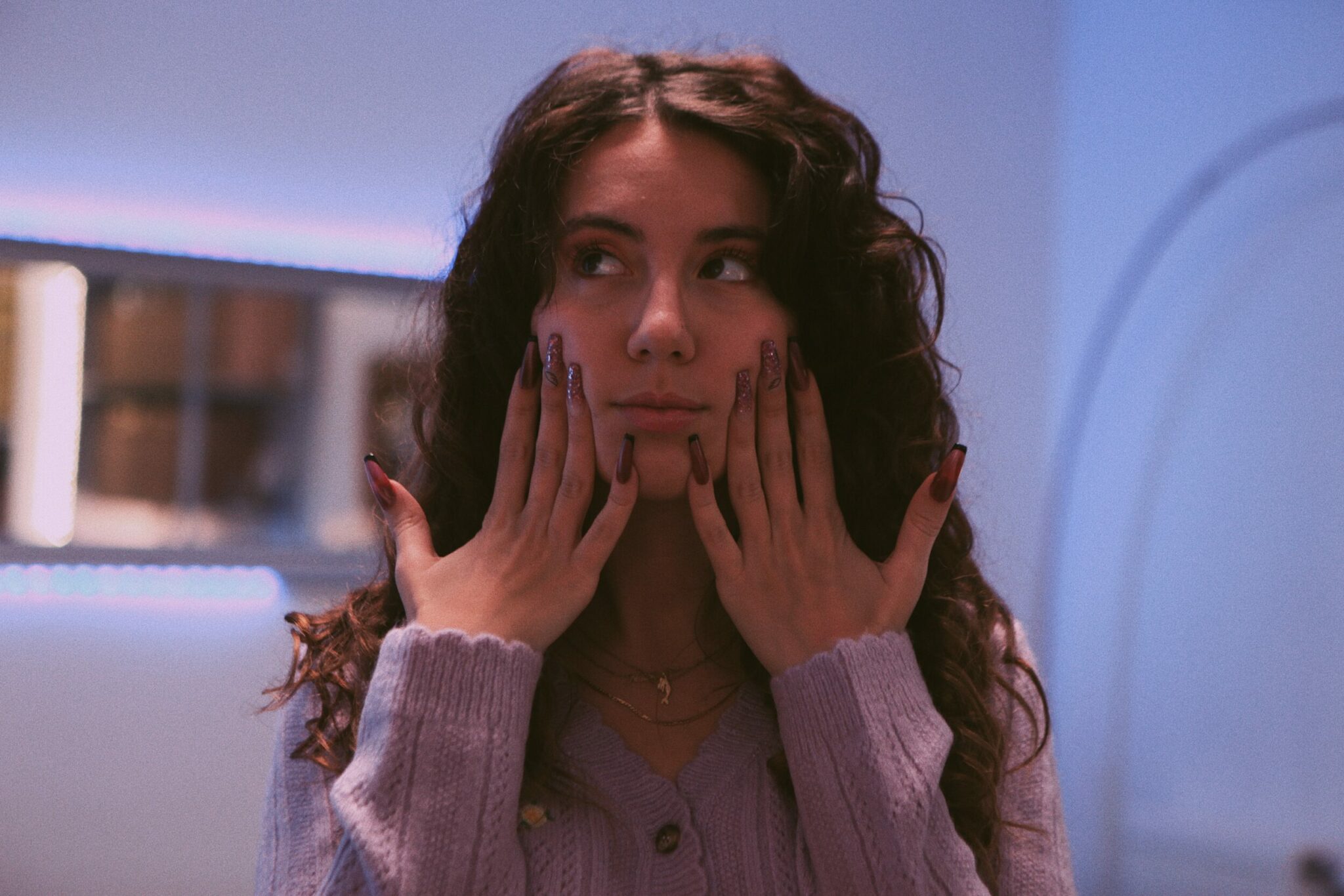 Photo de Eva avec ses faux ongles Photo de Eva avec ses faux ongles
