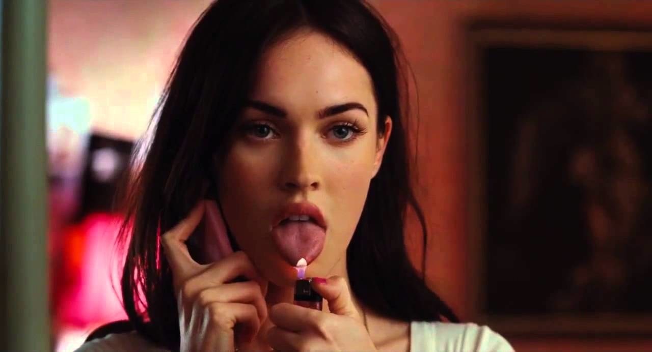 Megan Fox en train de se brûler la langue dans le film Jennifer's Body sorti en 2009.
