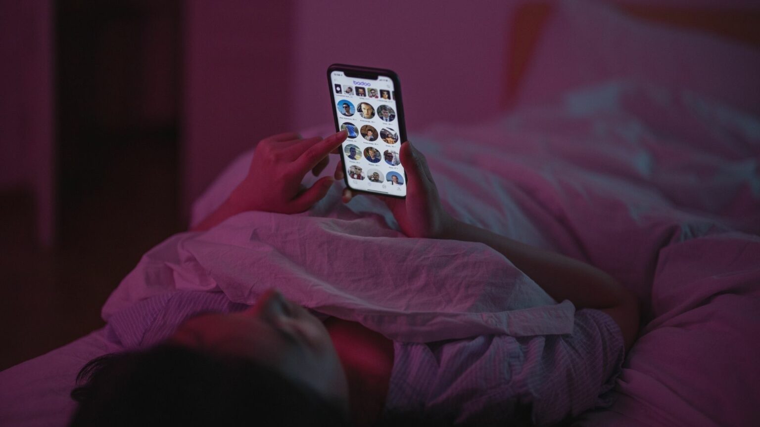 Femme navigant sur une application de rencontre sur son smartphone Femme navigant sur une application de rencontre sur son smartphone