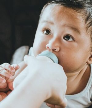 bébé avec un biberon bébé avec un biberon