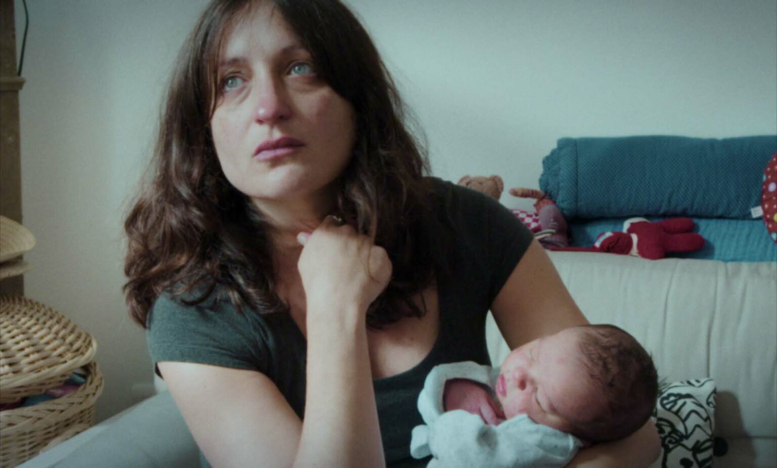 Une mère, l'air fatiguée, son bébé dans les bras. Une mère, l'air fatiguée, son bébé dans les bras.