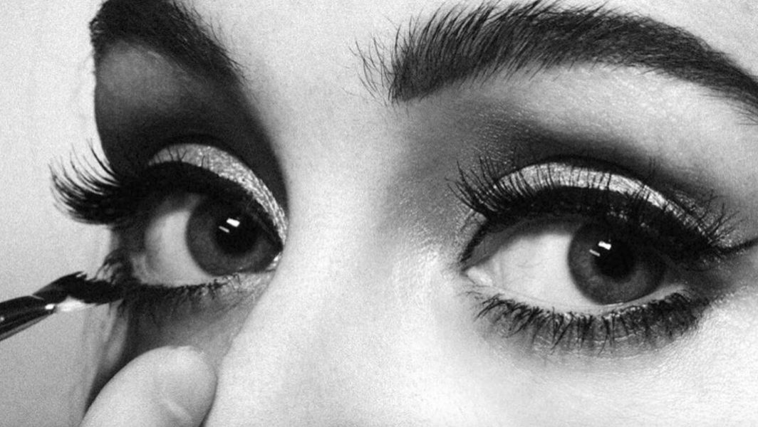 Gros plan sur les yeux maquillés de la chanteuse Adele
