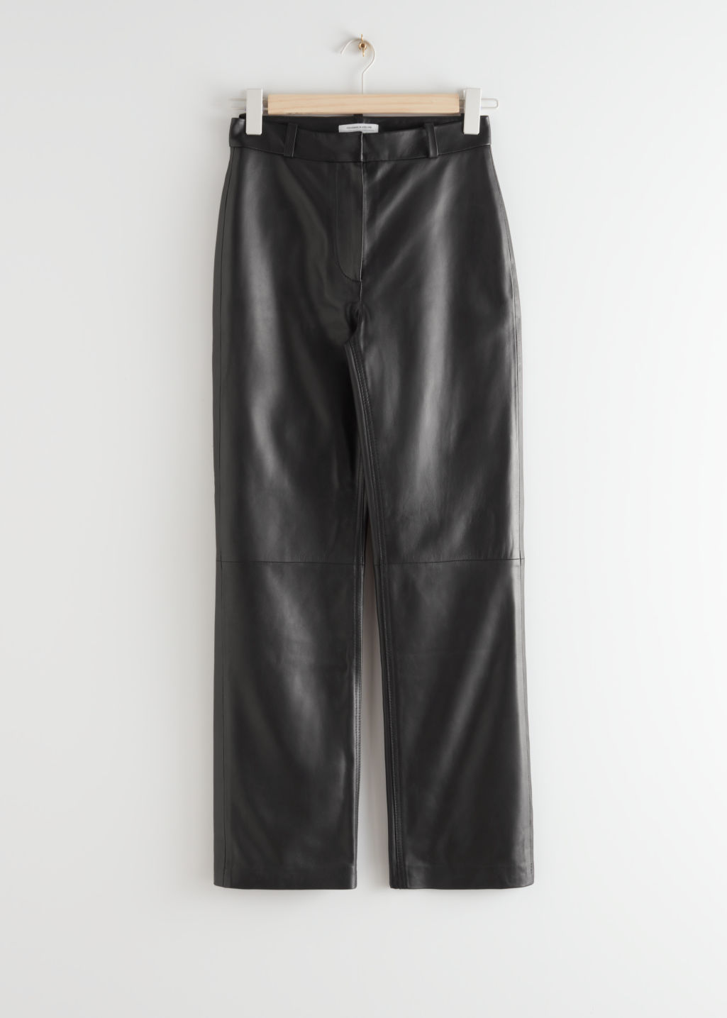 Le pantalon en (simili)cuir revient grincer dans nos armoires