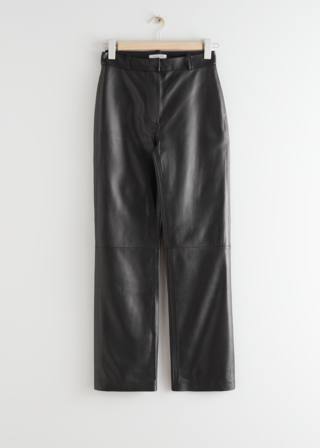 LA GARCONNIERE propose le serre pantalon en cuir Noir Made in