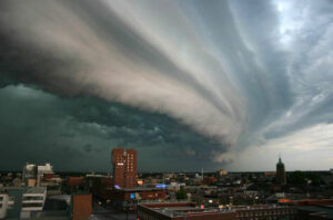 Un nuage Arcus au-dessus d'une ville des Pays-Bas. Un nuage Arcus au-dessus d'une ville des Pays-Bas.