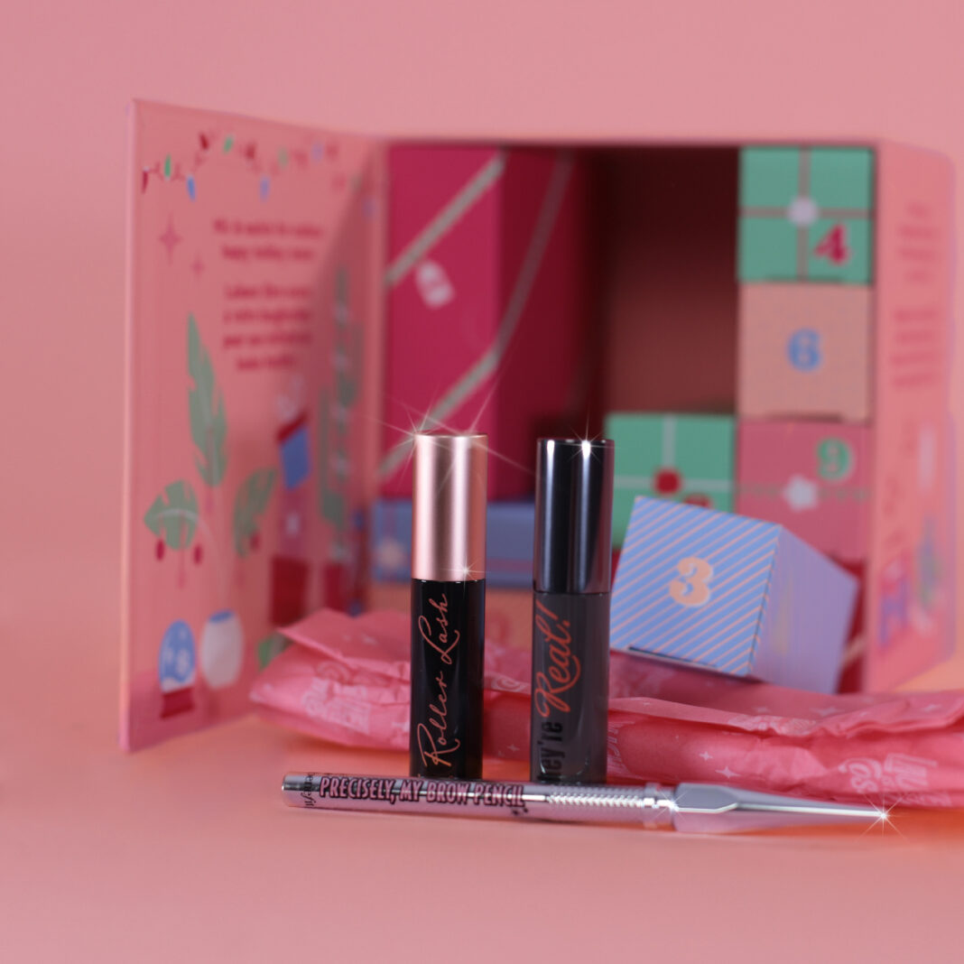 Le calendrier de l'Avent beauté 2021 de Benefit Le calendrier de l'Avent beauté 2021 de Benefit