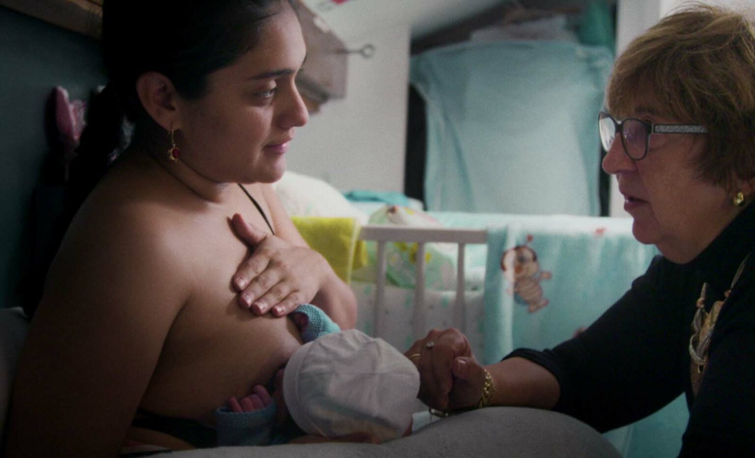 Chantal Birman aide une jeune mère à allaiter son bébé.