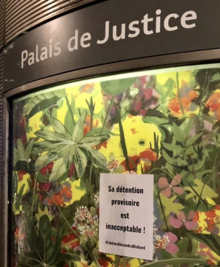 Un collage féministe disant "Sa détention provisoire est inacceptable" accompagné du hashtag #LibérezAlexandraRichard Un collage féministe disant "Sa détention provisoire est inacceptable" accompagné du hashtag #LibérezAlexandraRichard