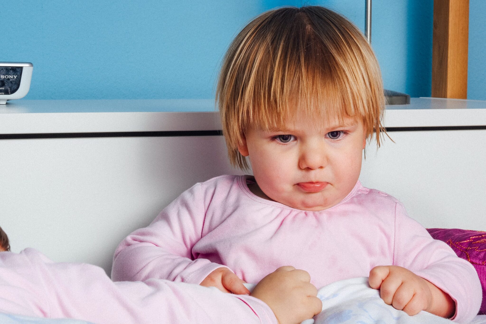 Une enfant qui boude. Une enfant qui boude.