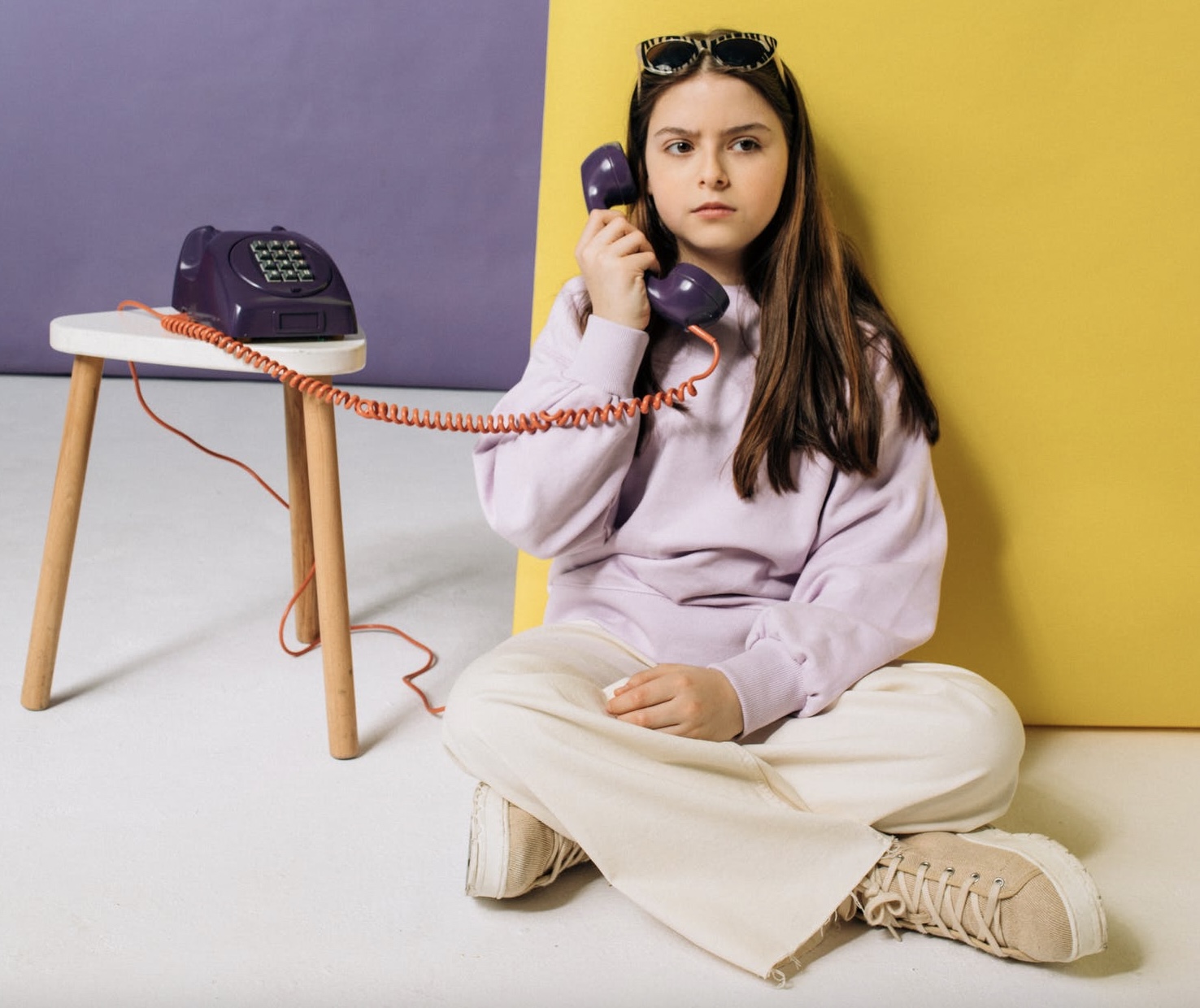 Une enfant au téléphone, l'air préoccupé.