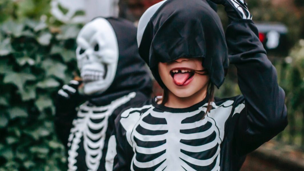 Des enfants déguisés en squelette pour Halloween.