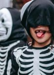 Des enfants déguisés en squelette pour Halloween.