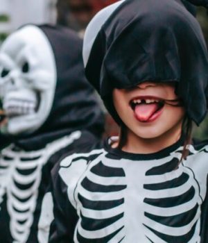 Des enfants déguisés en squelette pour Halloween.