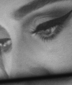 Gros plan sur le maquillage des yeux de la chanteuse Adele