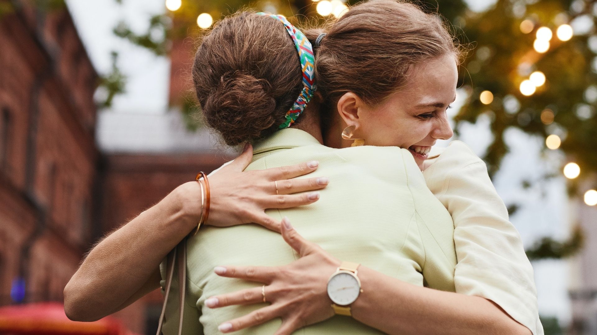 femmes-amies-calin