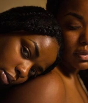 Deux femmes noires, l'une pose sa tête sur l'épaule de l'autre. Deux femmes noires, l'une pose sa tête sur l'épaule de l'autre.