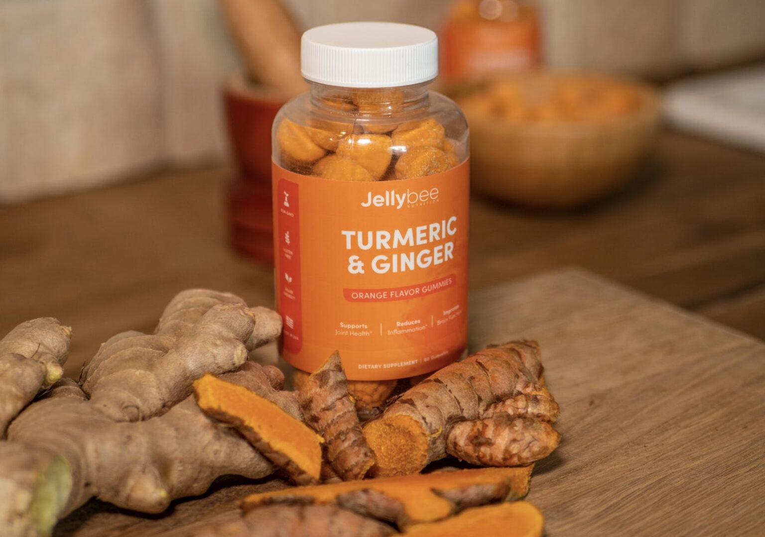 Des morceaux de gingembre et des compléments alimentaires au gingembre. Des morceaux de gingembre et des compléments alimentaires au gingembre.
