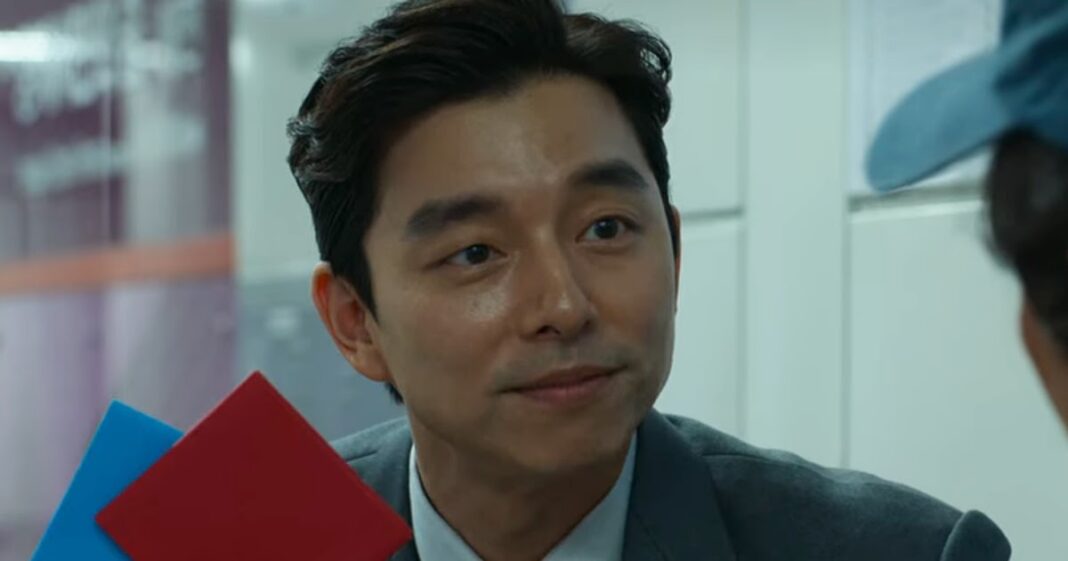 L'acteur Gong Yoo tient une carte bleue et une carte rouge pour jouer à un jeu de hasard dans la série Squid Game. L'acteur Gong Yoo tient une carte bleue et une carte rouge pour jouer à un jeu de hasard dans la série Squid Game.