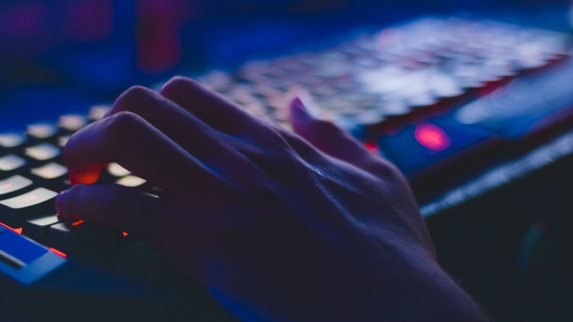 Main tapant sur le clavier d'un ordinateur
