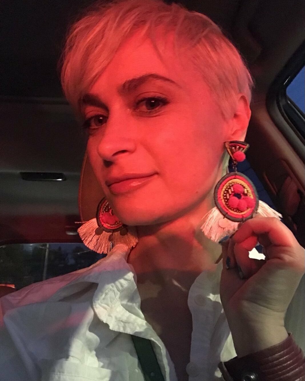Selfie d'Halyna Hutchins, une femme blonde aux cheveux courts. Selfie d'Halyna Hutchins, une femme blonde aux cheveux courts.