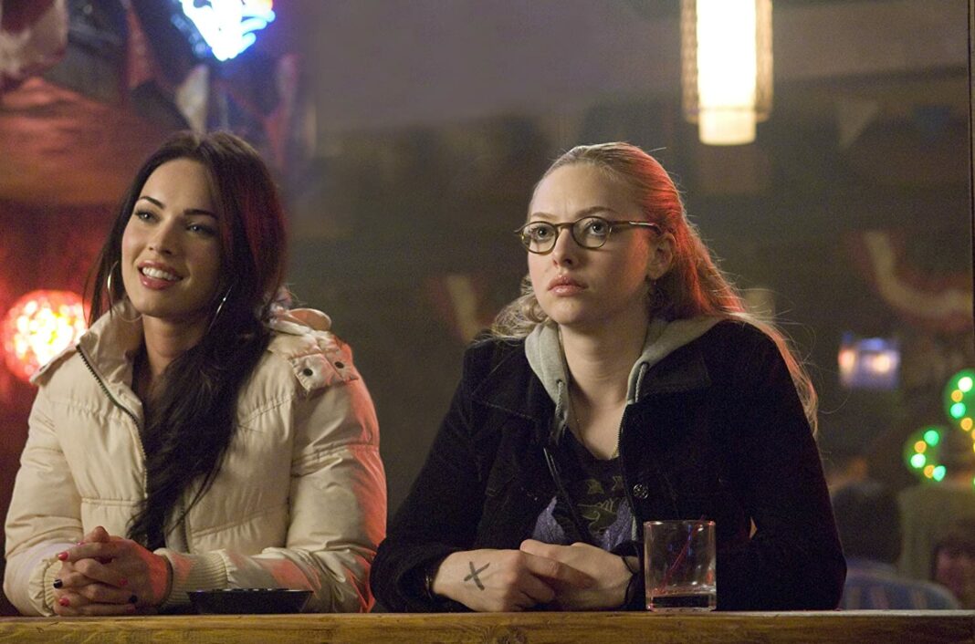 Megan Fox dans le rôle de Jennifer et Amanda Seyfried dans celui de Needy, dans le film Jennifer's Body. Megan Fox dans le rôle de Jennifer et Amanda Seyfried dans celui de Needy, dans le film Jennifer's Body.
