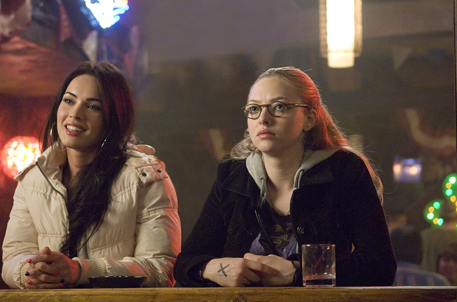 Megan Fox dans le rôle de Jennifer et Amanda Seyfried dans celui de Needy, dans le film Jennifer's Body. 