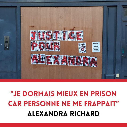 Un collage féministe disant "Justice pour Alexandra", accompagné d'une citation d'Alexandra Richard disant "Je dormais mieux en prison car personne ne me frappait"