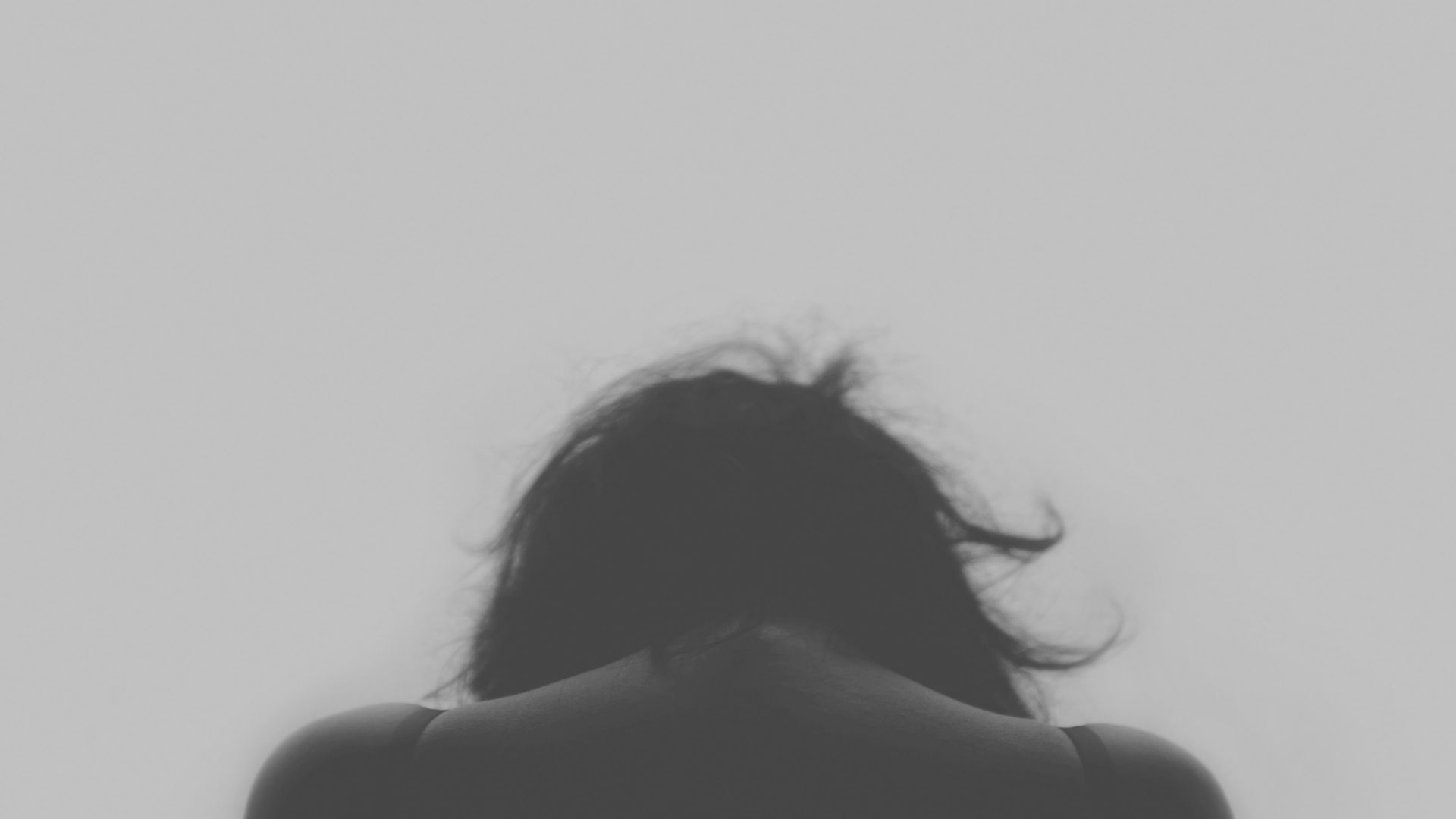 femme de dos en noir et blanc