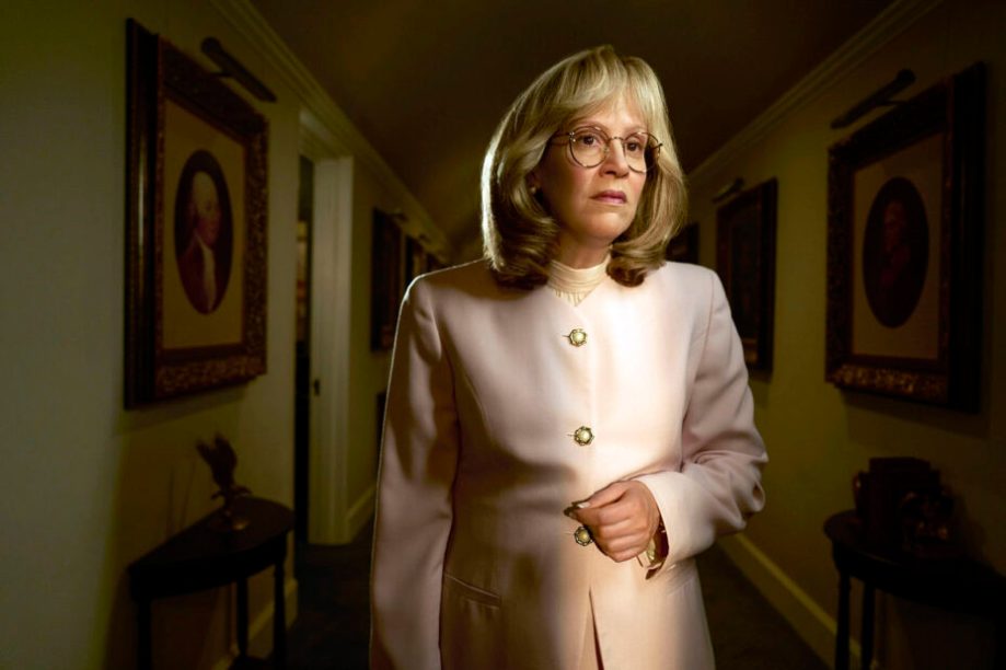 Linda Tripp, interprétée par Sarah Paulson, se tient dans un couloir de la Maison Blanche.