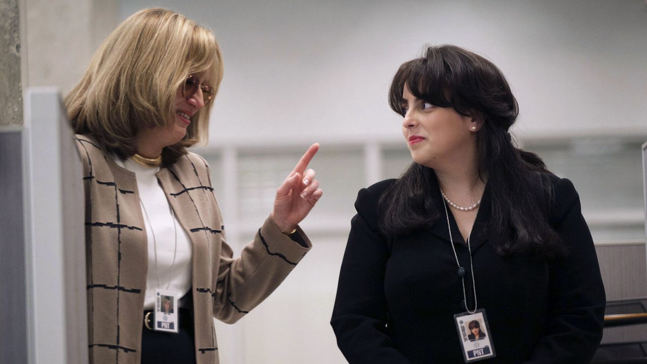 Linda Tripp et Monica Lewinsky papotent dans leur open-space du Pentagone.