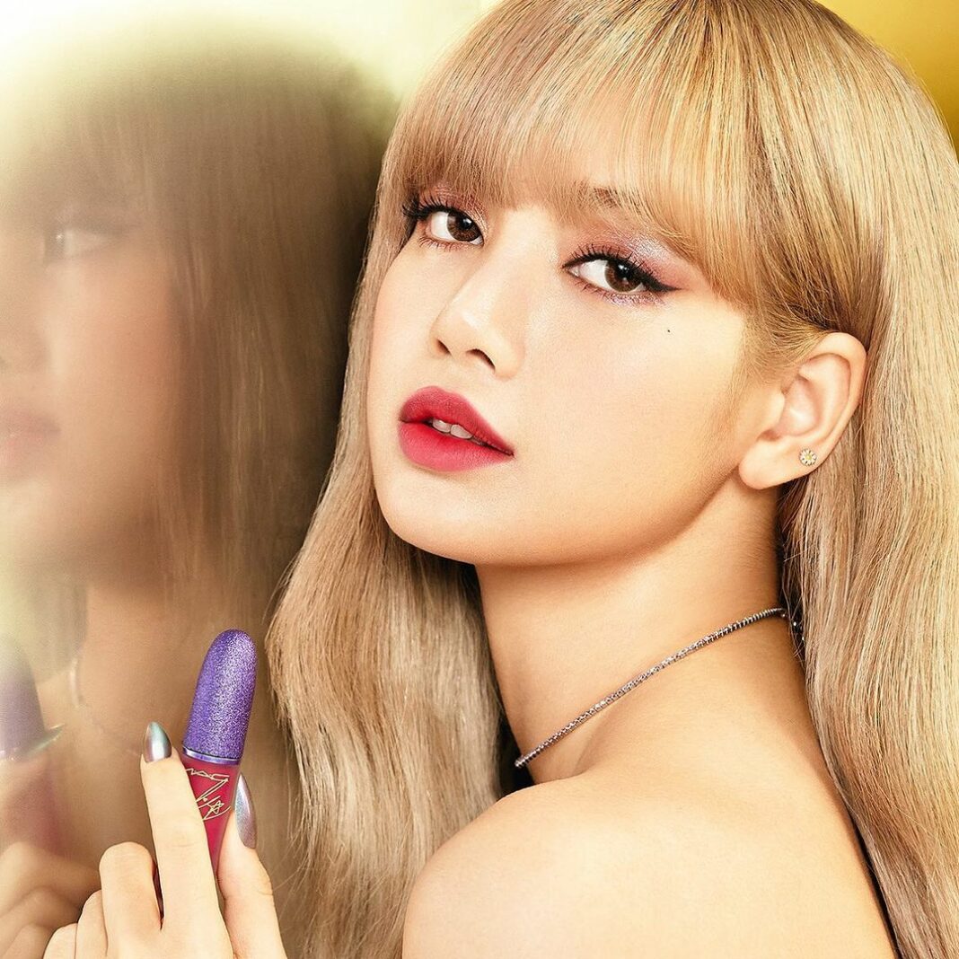 Lisa des Blackpink tient un rouge à lèvres MAC violet scintillant. Lisa des Blackpink tient un rouge à lèvres MAC violet scintillant.