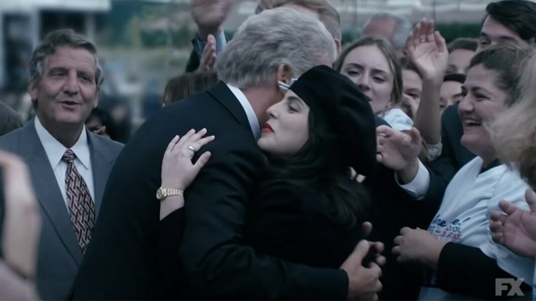 Monica Lewinsky et Bill Clinton s'enlacent lors d'un meeting. Monica Lewinsky et Bill Clinton s'enlacent lors d'un meeting.