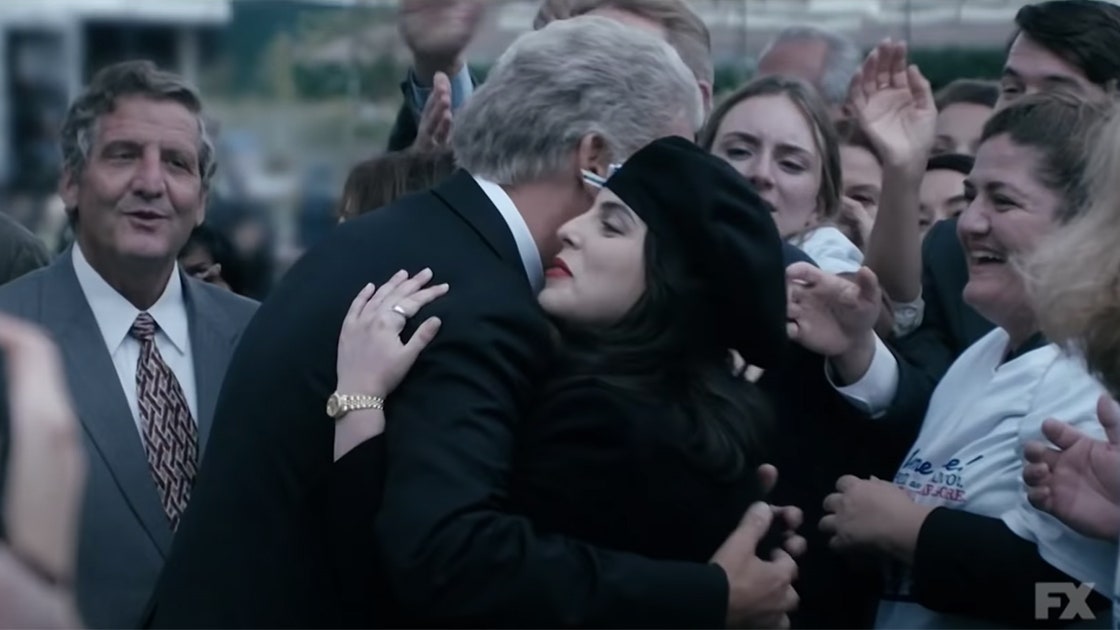 Monica Lewinsky et Bill Clinton s'enlacent lors d'un meeting.