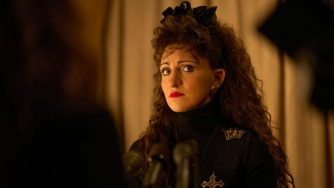 Paula Jones se prépare avec inquiétude à une interview. Paula Jones se prépare avec inquiétude à une interview.