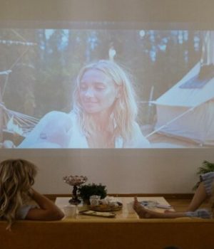 Salon avec un vidéo projecteur . Groupe de femmes qui regardent un film