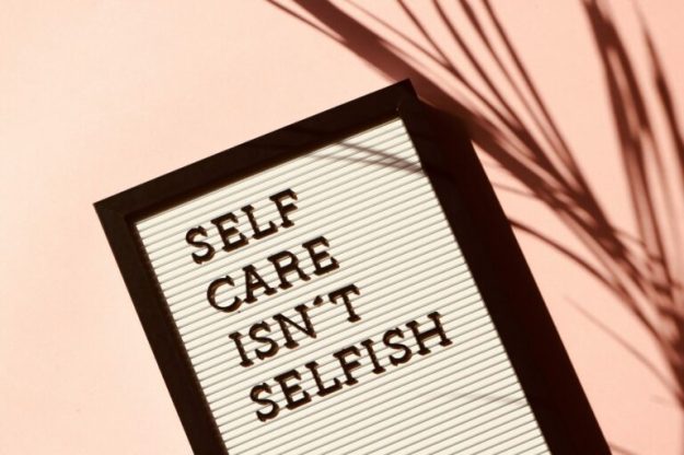 Panneau disant "self care isn't selfish"