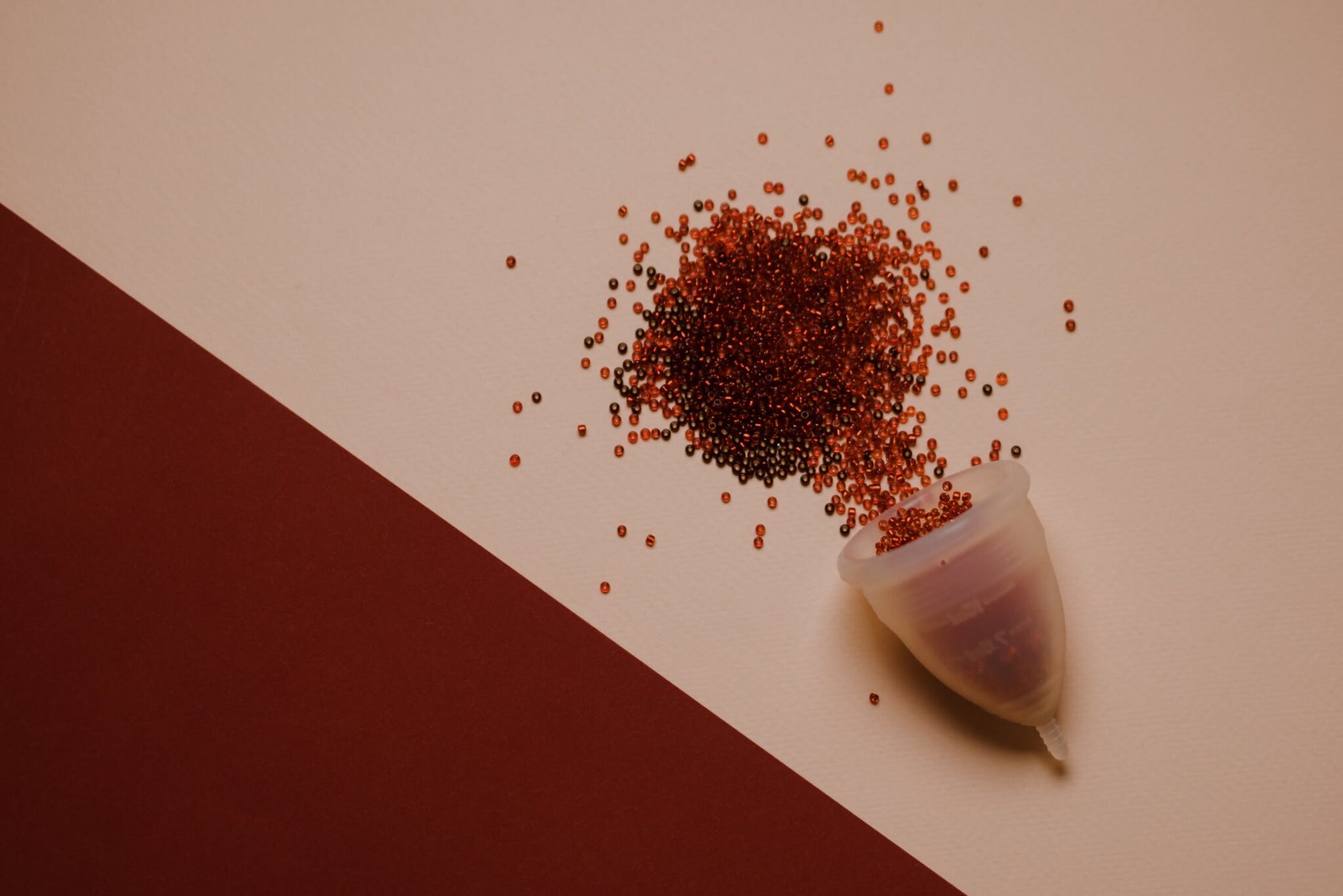 Une coupe menstruelle pleine de paillettes rouges pour évoquer le sang. Une coupe menstruelle pleine de paillettes rouges pour évoquer le sang.