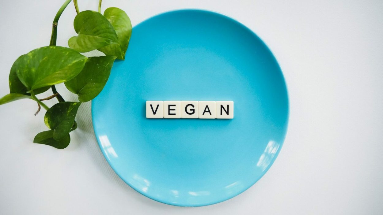 assiette avec les lettres "VEGAN" a l'interieur