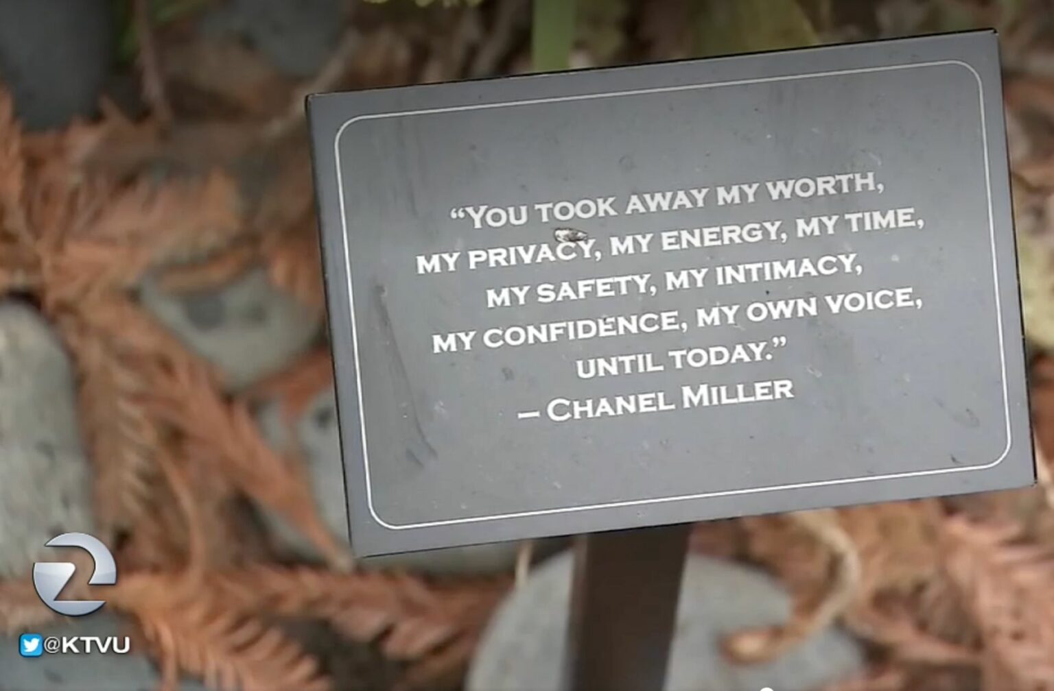 plaque-commemorative-jardin-universite-stanford-chanel-miller plaque-commemorative-jardin-universite-stanford-chanel-miller
