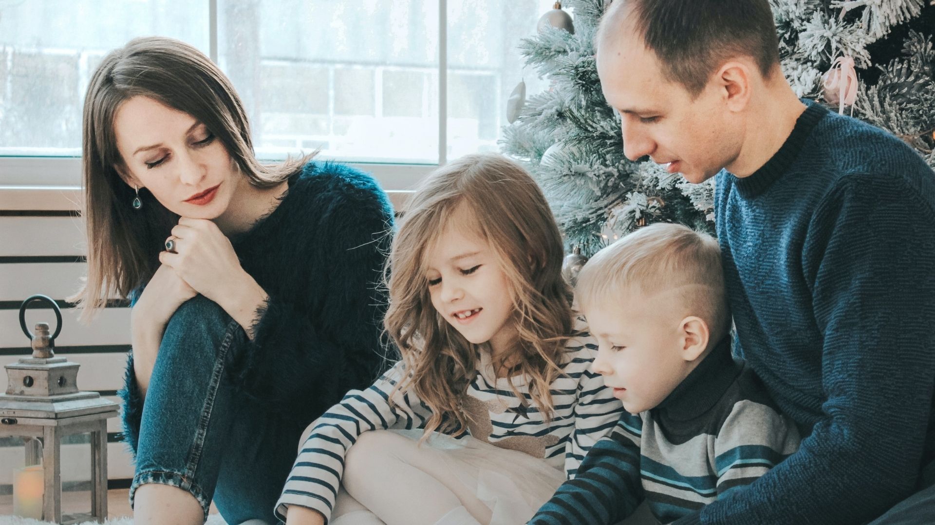 famille deux adultes deux enfants
