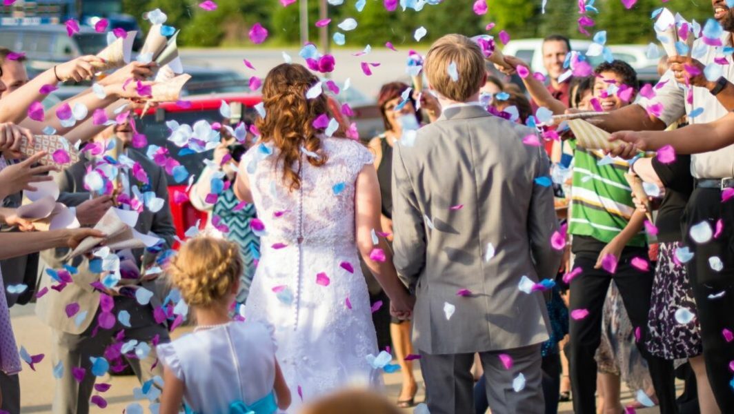 Deux mariés en pleine célébration