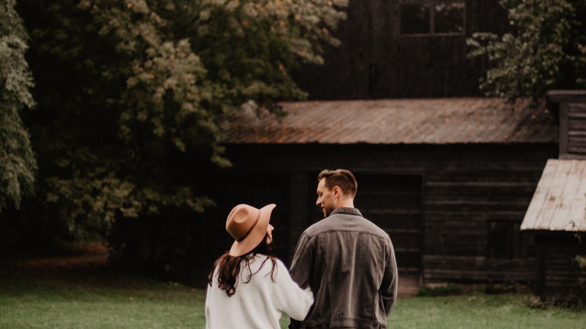 un couple devant une grande