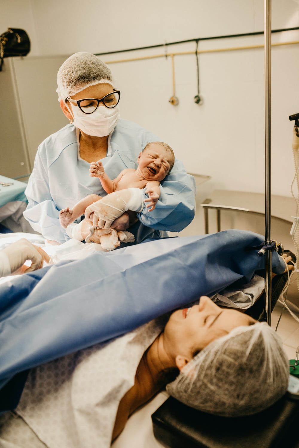 Sage-femme présentant le bébé d'une personne qui vient d'accoucher par césarienne - Jonathan Borba / Pexels