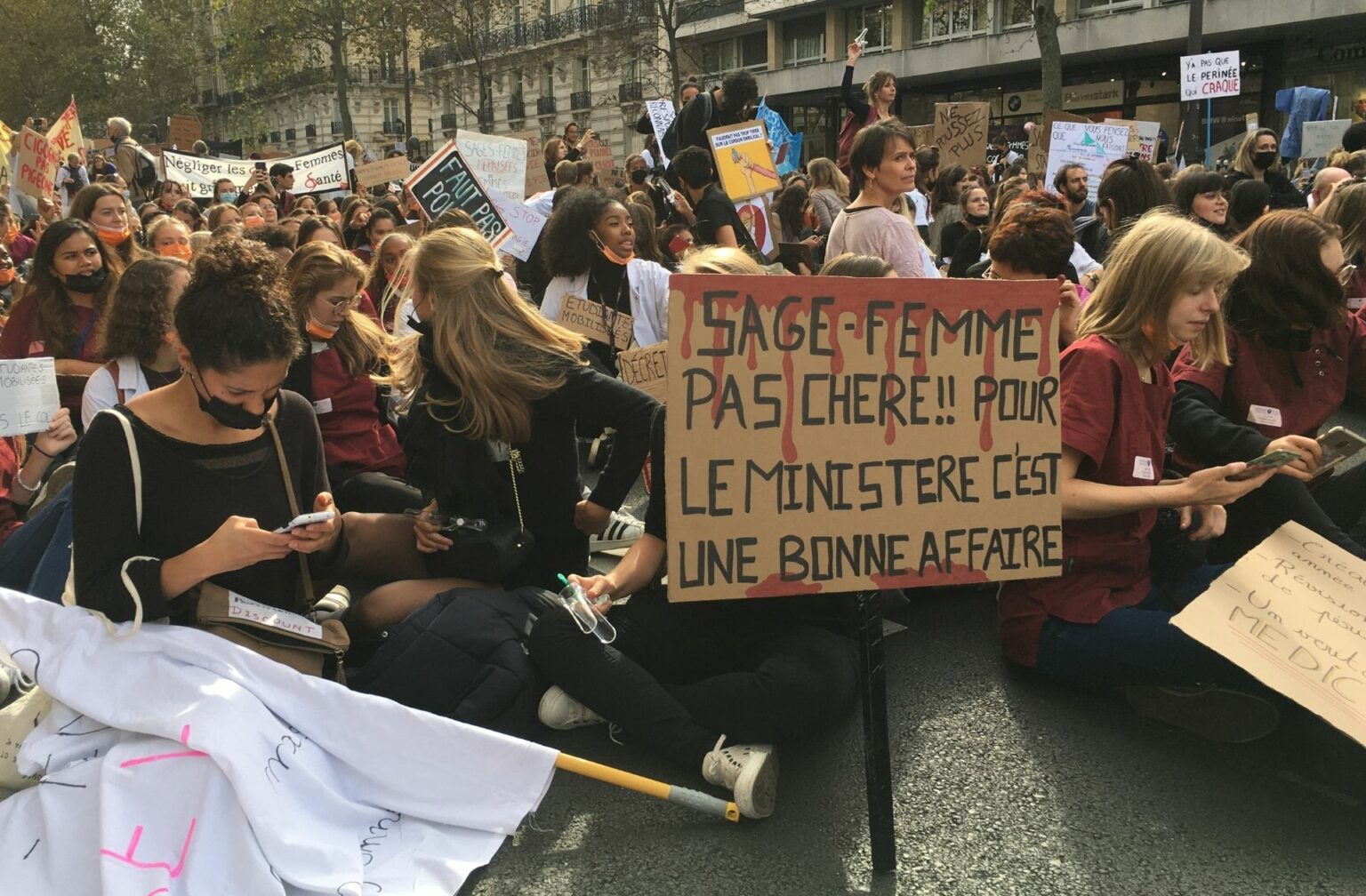 sage-femme-pas-chere-manifestation-sages-femmes-7-octobre-2021-Maelle-LeCorr sage-femme-pas-chere-manifestation-sages-femmes-7-octobre-2021-Maelle-LeCorr