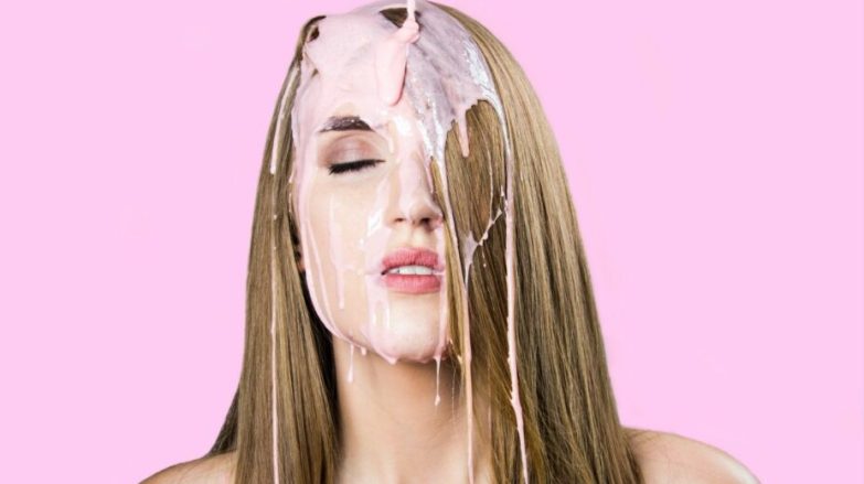 Visage de femme recouvert d'un liquide rose Visage de femme recouvert d'un liquide rose