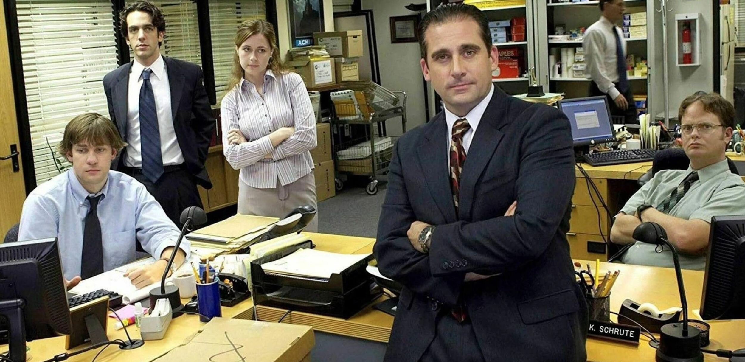 Un groupe de collègues à l'air blasé, dans la série The Office.