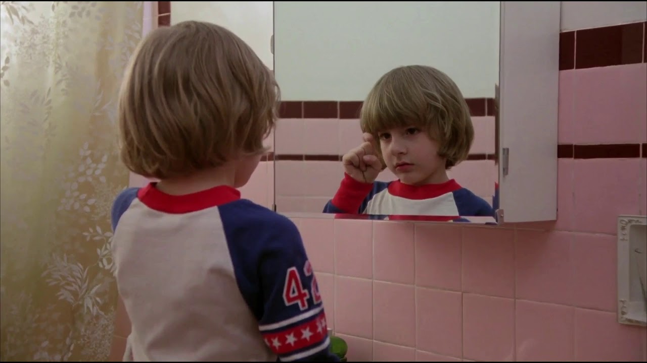 Le jeune Danny, dans Shining, parle à son ami imaginaire Tony : son index, auquel il s'adresse dans le miroir.
