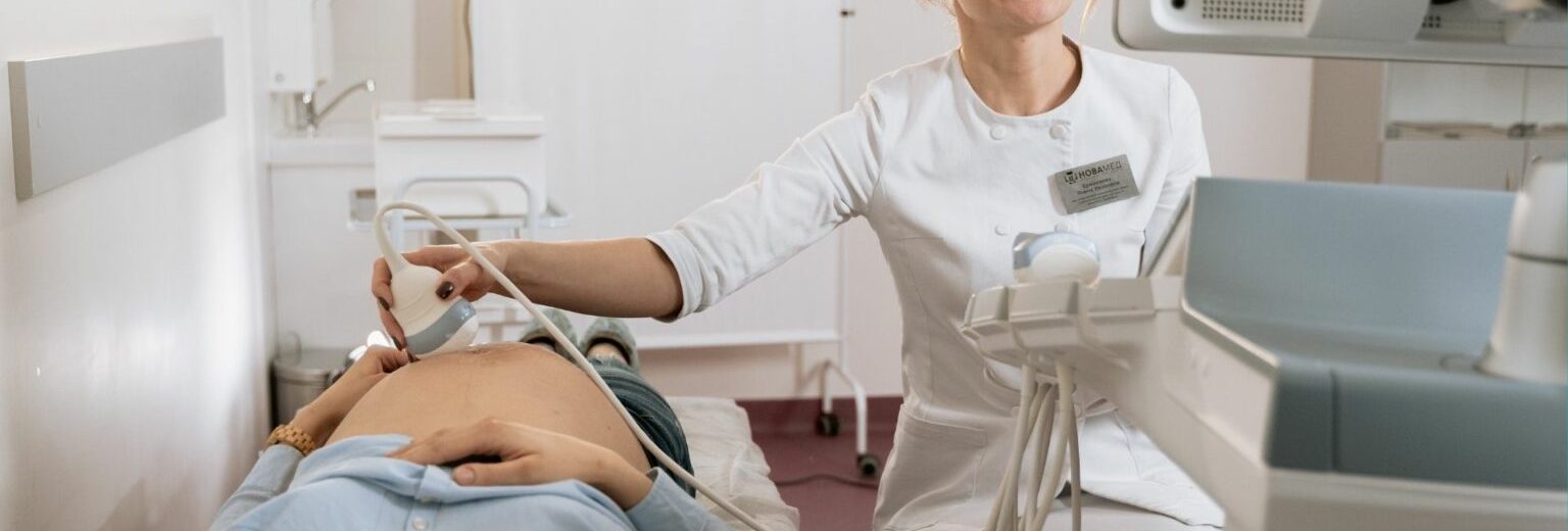 Consultation gynécologique d'une femme enceinte