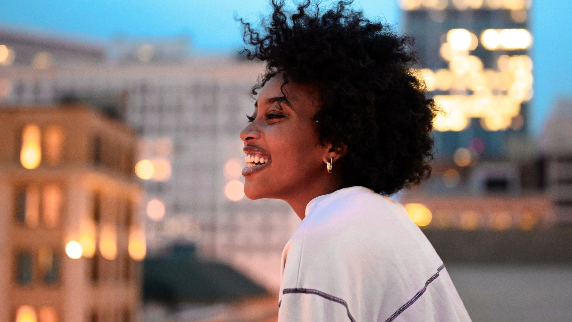 Une femme souriante